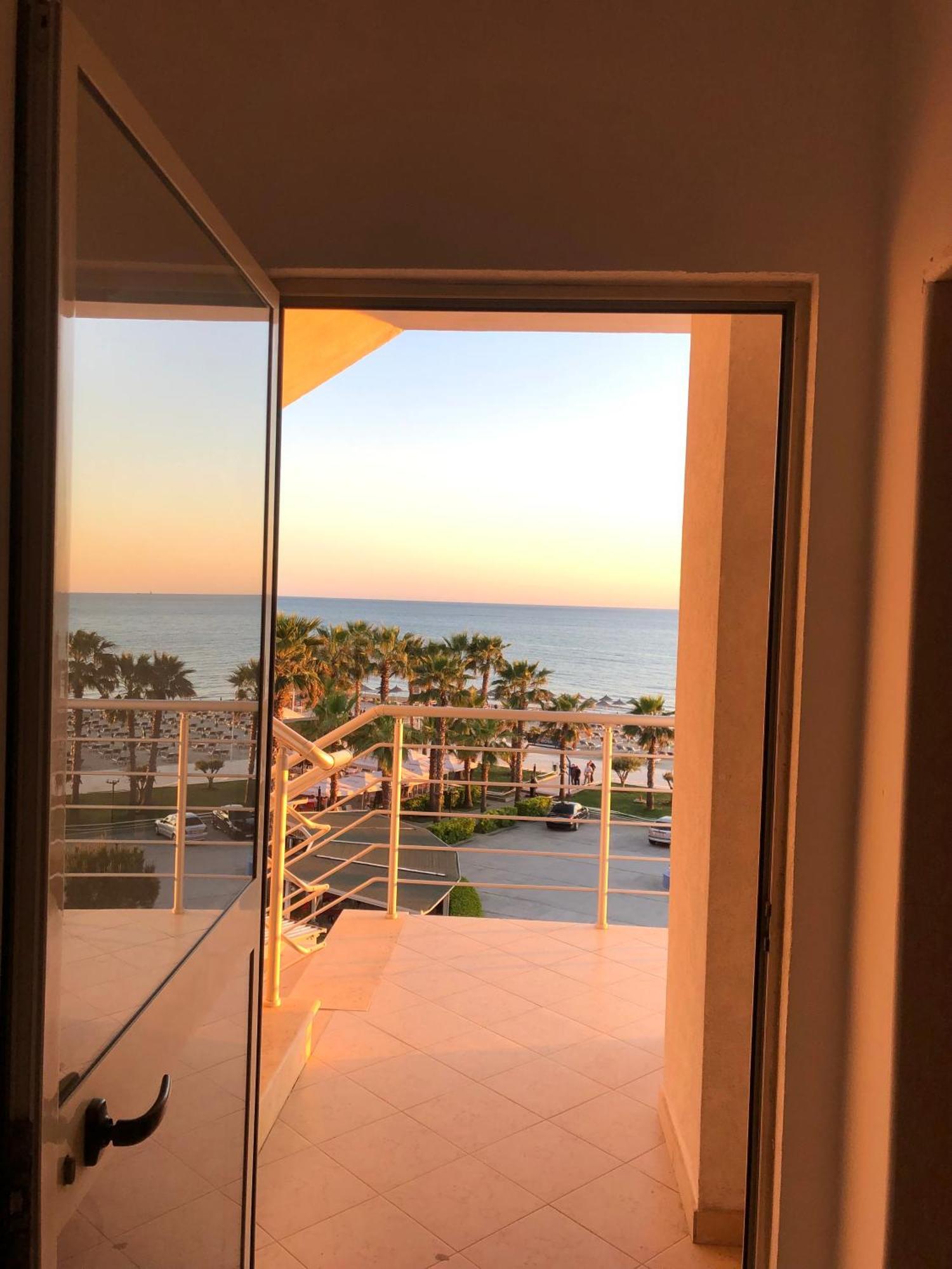 Apartment Ermest ,Kavaje Rock Драч Екстериор снимка