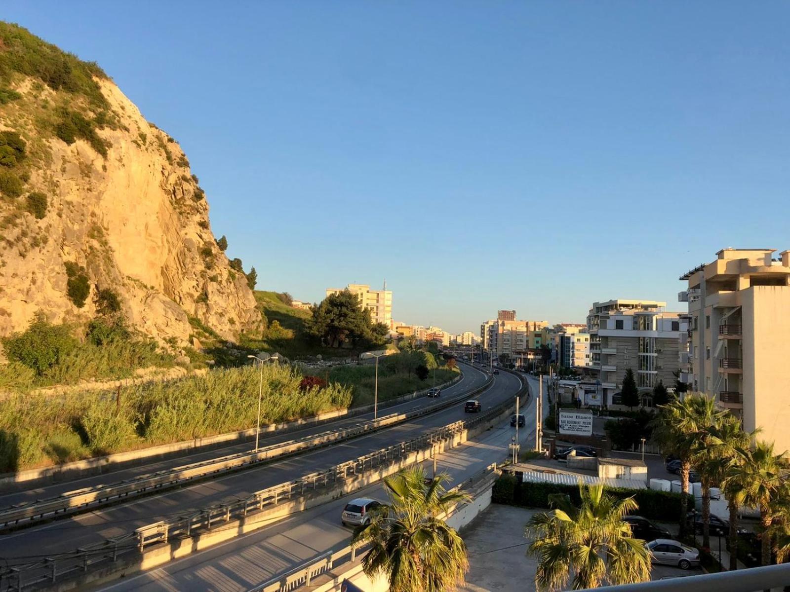 Apartment Ermest ,Kavaje Rock Драч Екстериор снимка